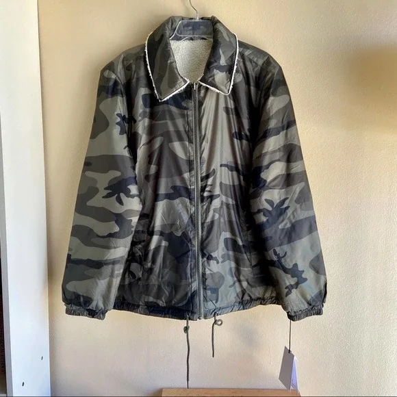 Men’s UGG Green Camo Fleece Waterproof Jacket - Picture 9 of 9